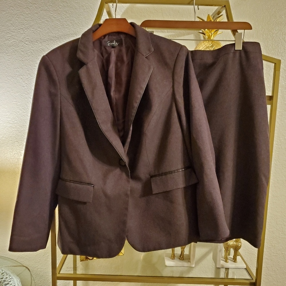 Skirt suit
